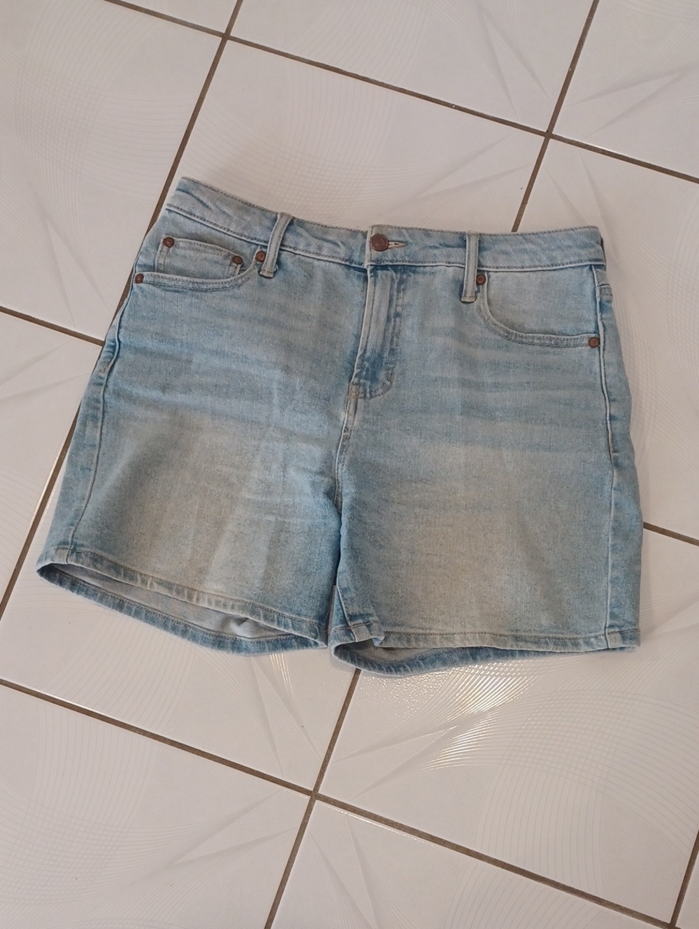 4/$80 BCBGeneration Light Wash Denim Shorts - Size 9/29